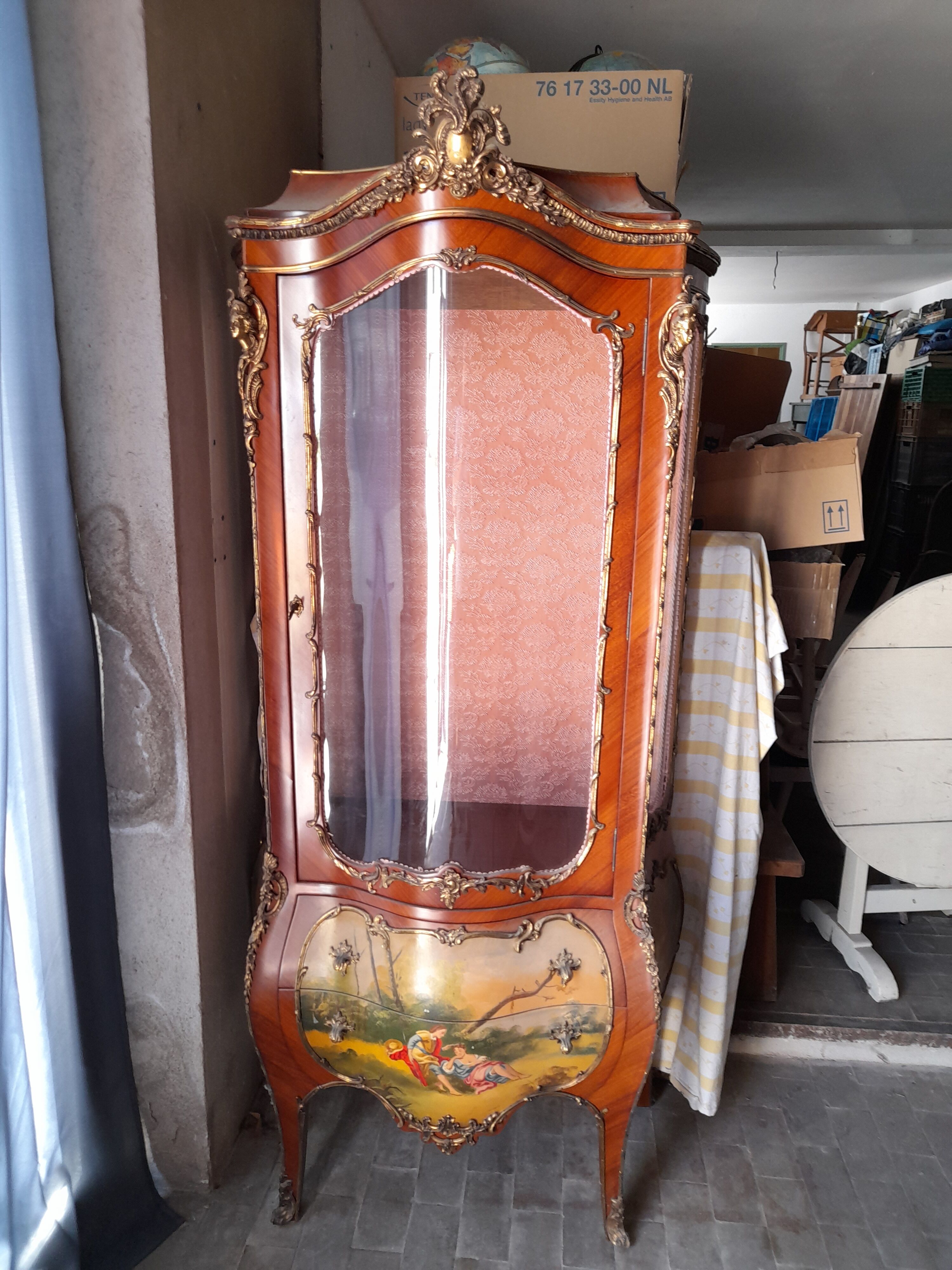 Vitrine Louis XV galbée en marqueterie et vernis Martin