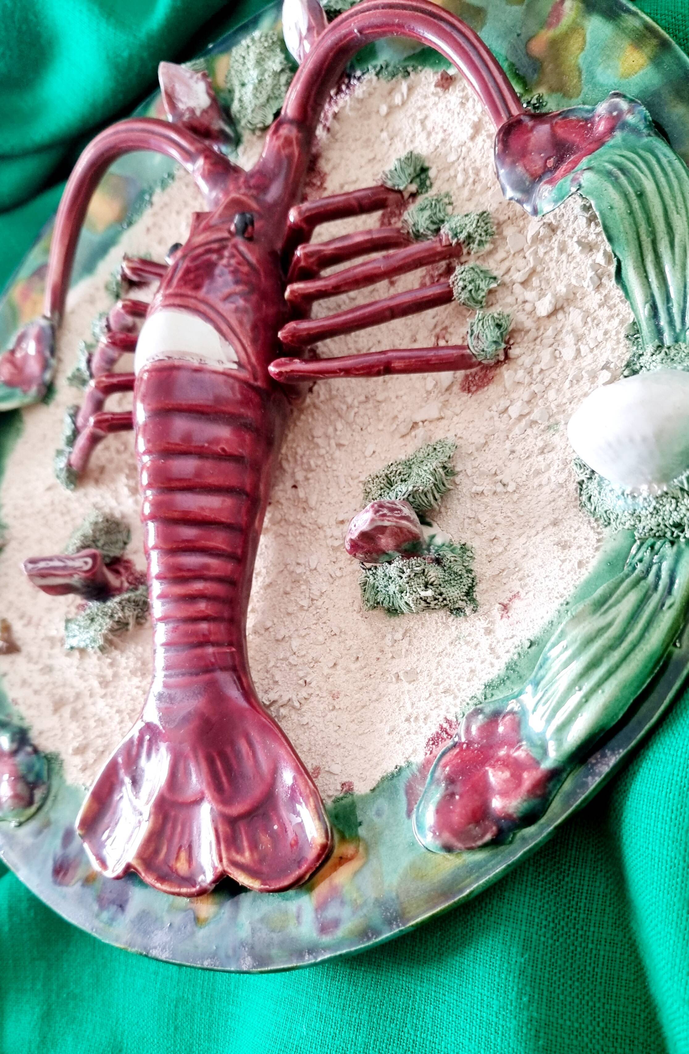 Assiette ancienne spectaculaire en céramique barbotine, ornée d'un homard