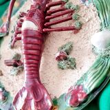 Assiette ancienne spectaculaire en céramique barbotine, ornée d'un homard