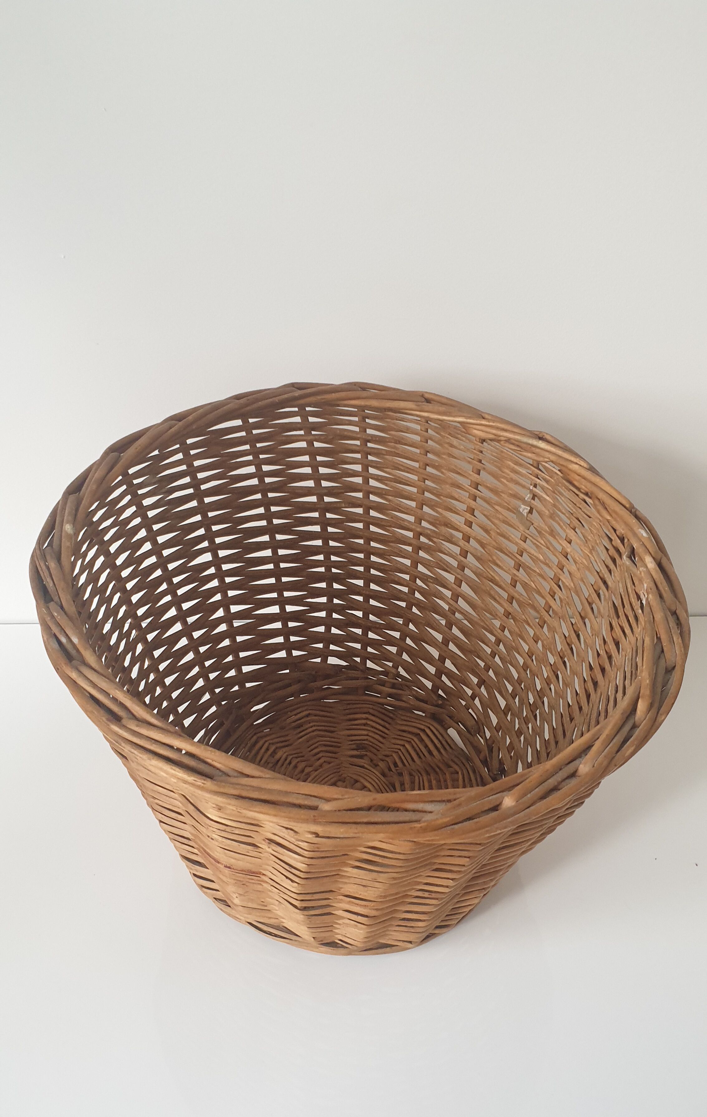 Panier en rotin ancien