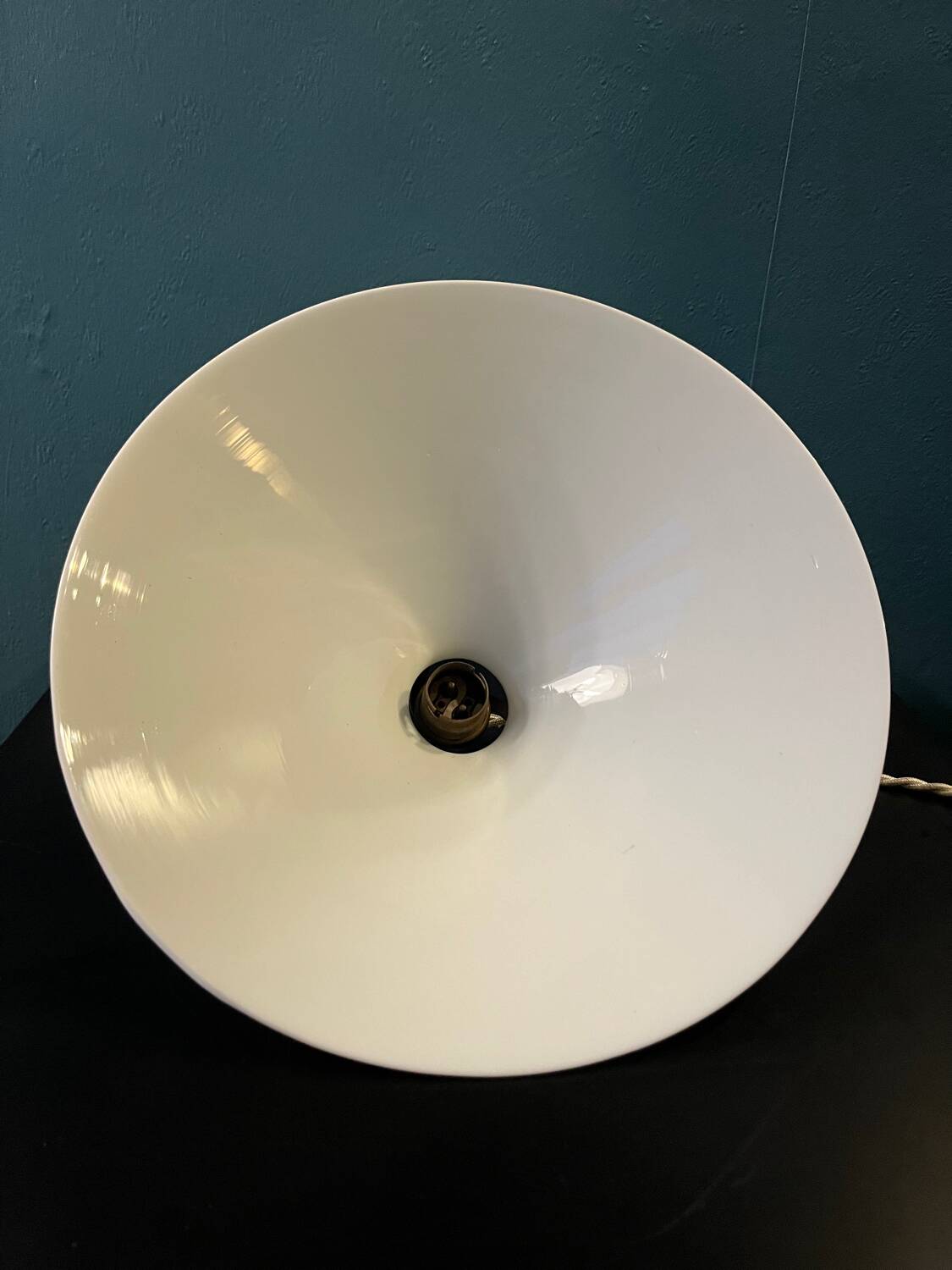 Suspension rises and falls with counterweight in porcelain and opaline
