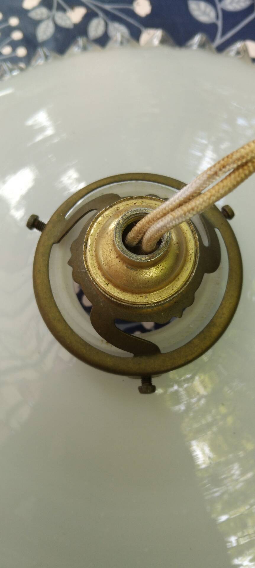 Vintage suspension, raised and lowered opaline porcelain.