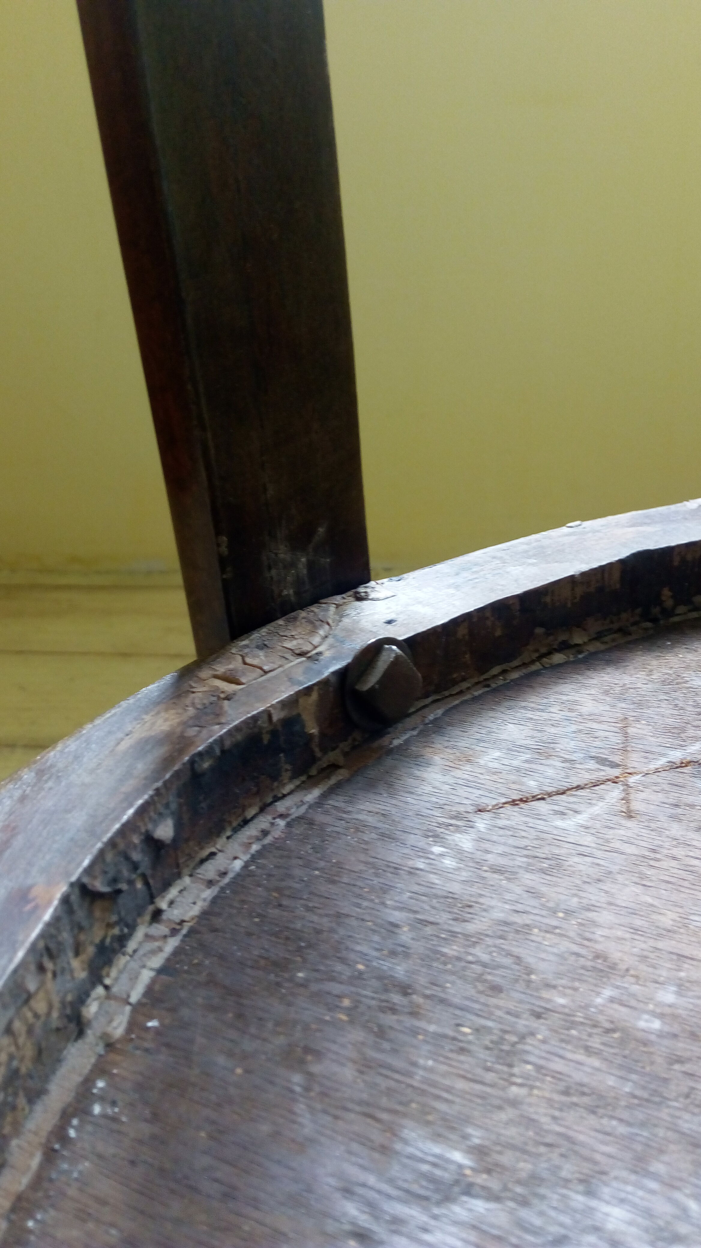 Guéridon tripode en bois courbé