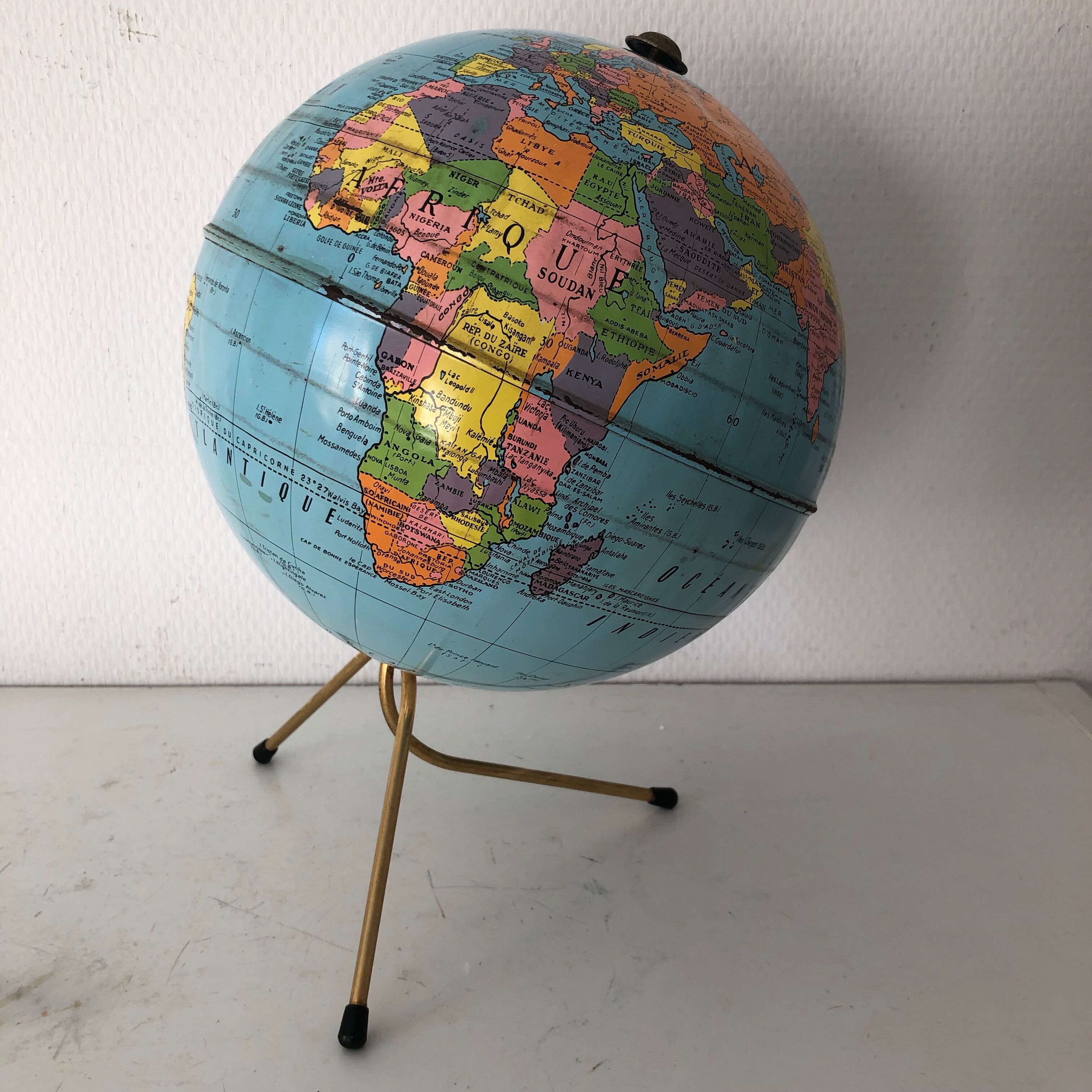 Globe Taride tripod 29cm vintage 1960