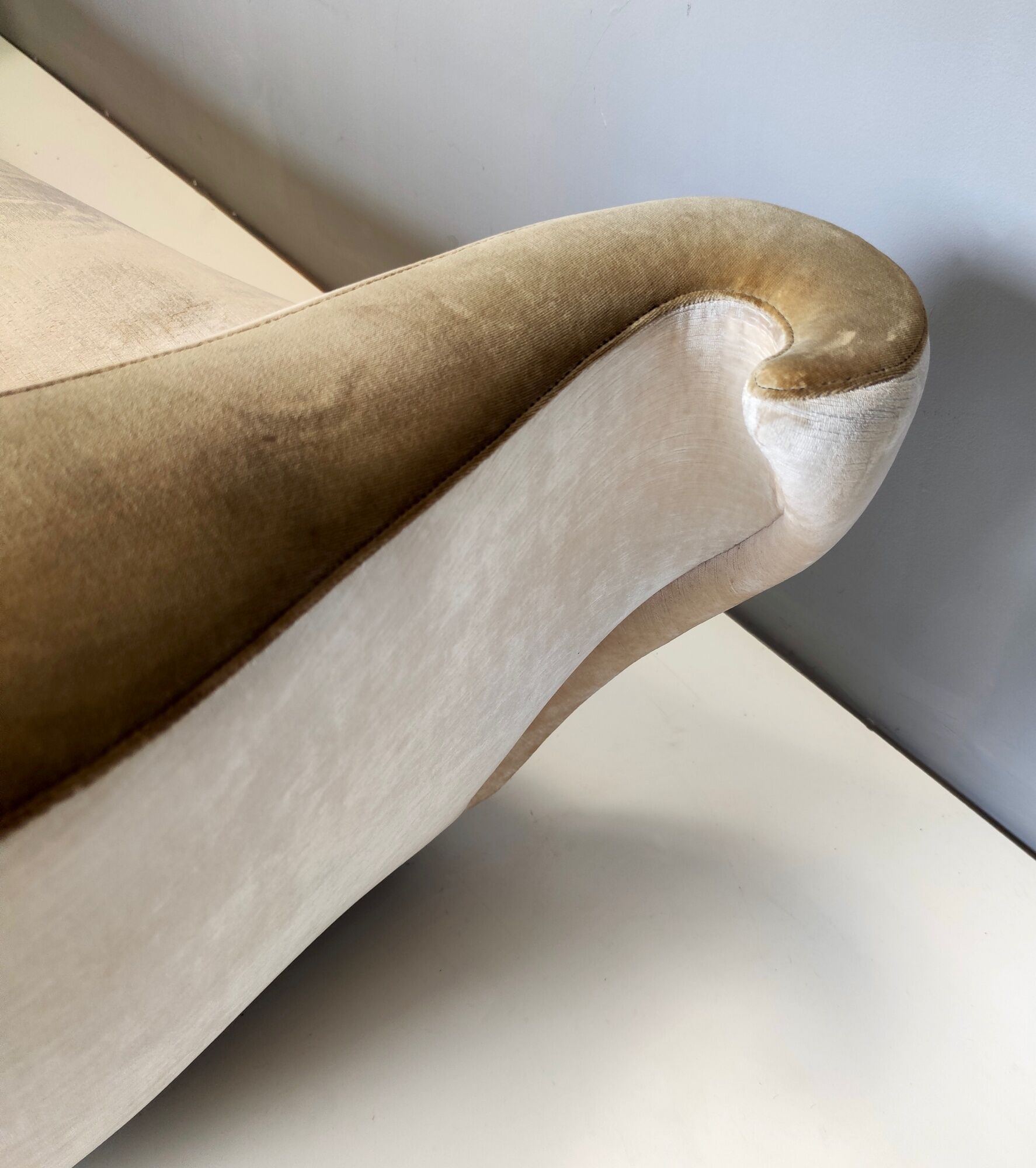 Fairy-tale kidney bean beige velvet sofa, italy