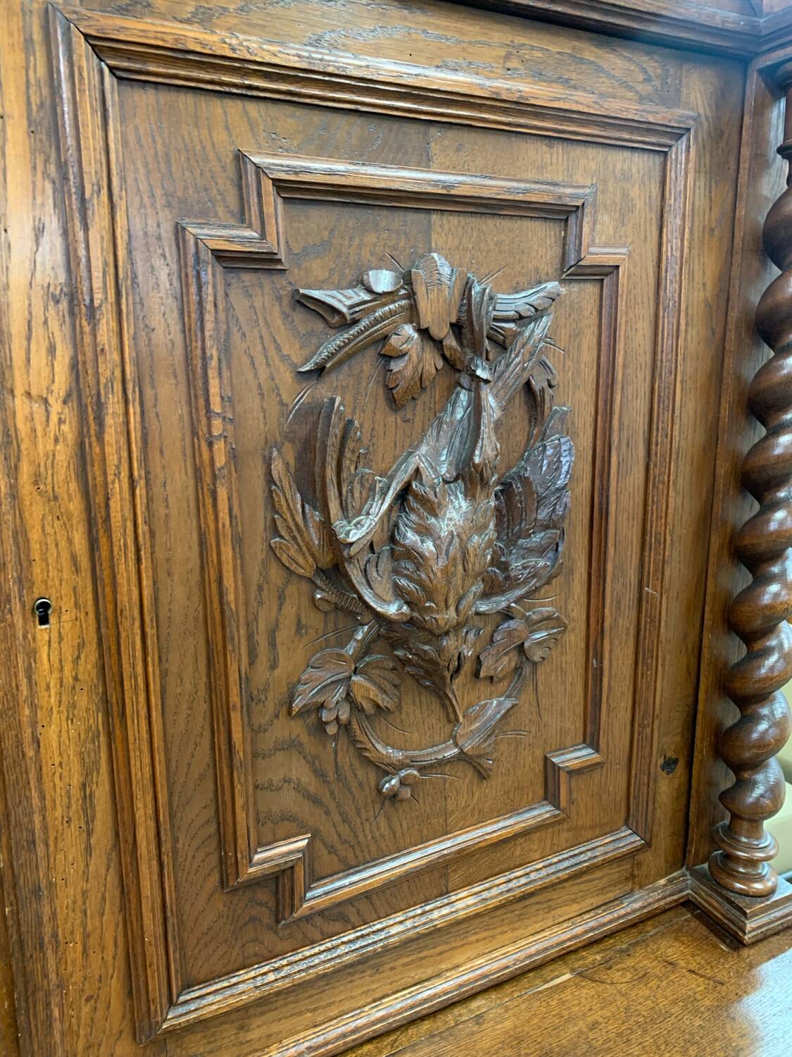 Buffet 2 corps de chasse en bois tourné et sculpté, vers 1900