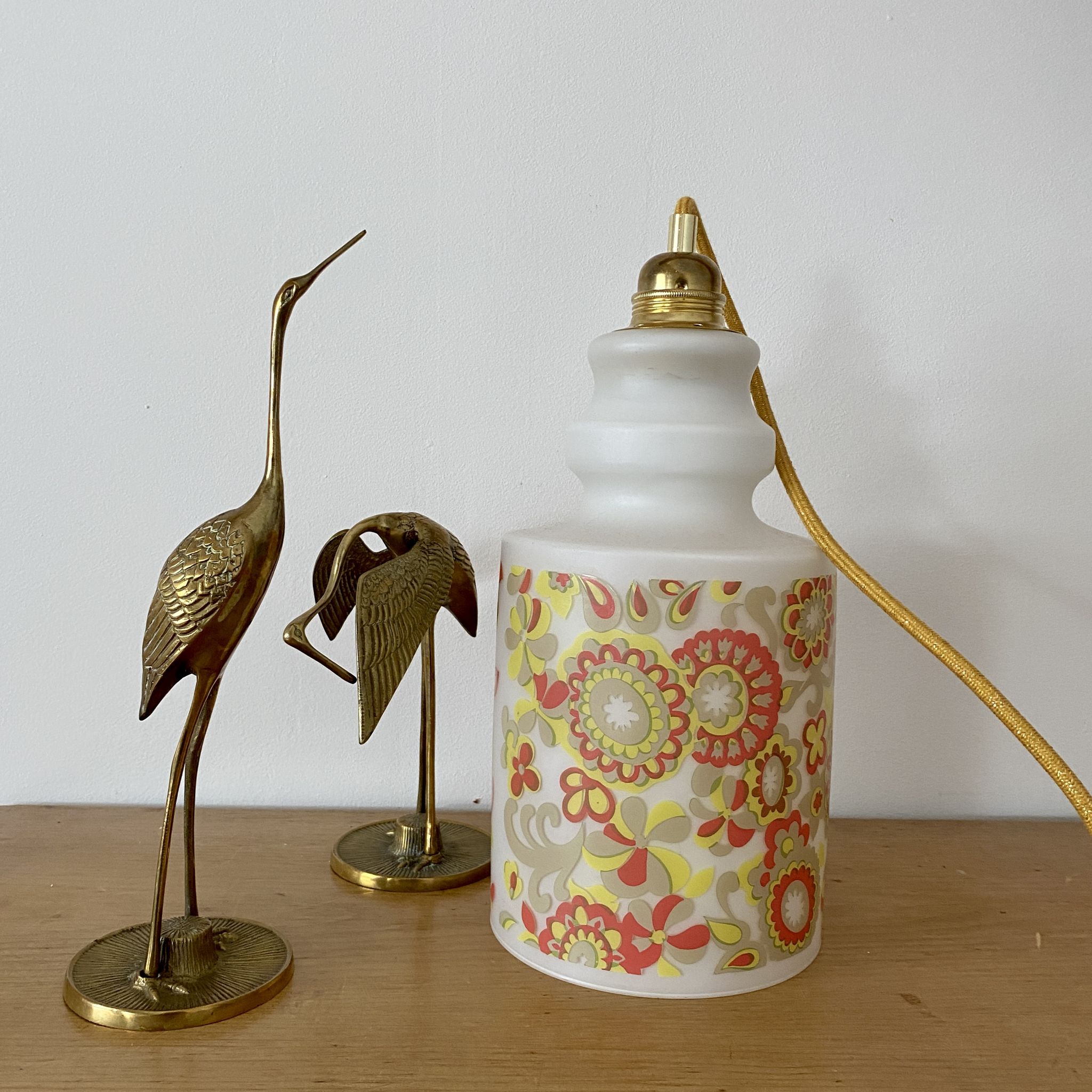 Baladeuse globe vintage en opaline avec motifs