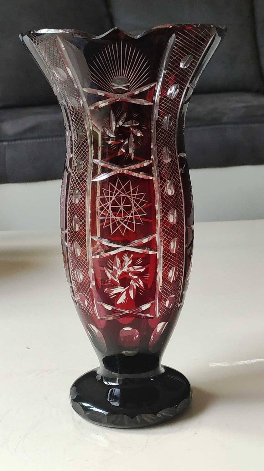 Large vase in hand-cut Bohemian crystal. Deep ruby red. Roemer style. Dim 29 x 14.5 cm