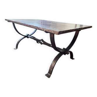 Coffee table in lava stone and wrought iron.