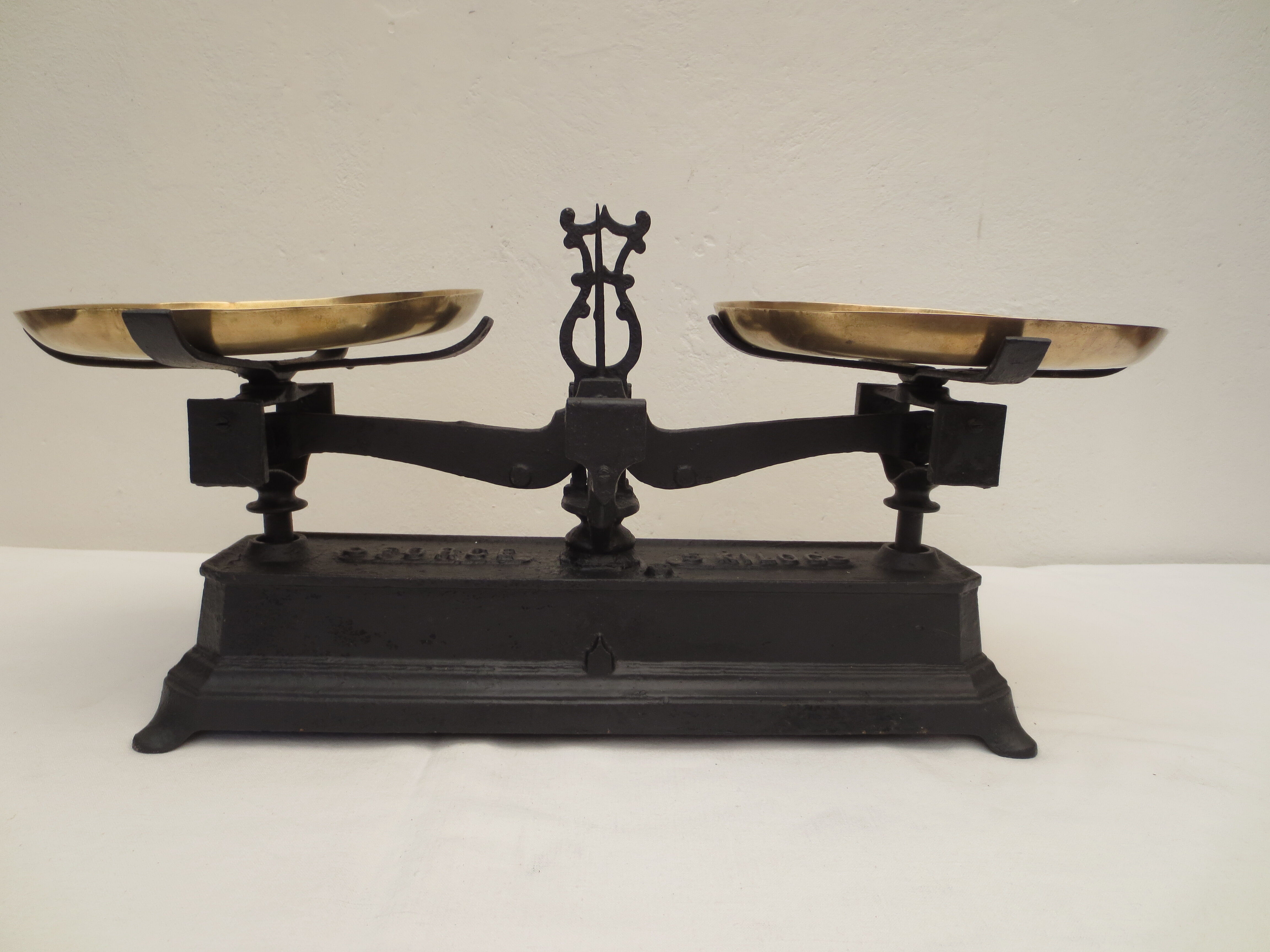 Old complete roberval balance in black cast iron with fine lines (force 5 kg)