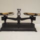 Old complete roberval balance in black cast iron with fine lines (force 5 kg)