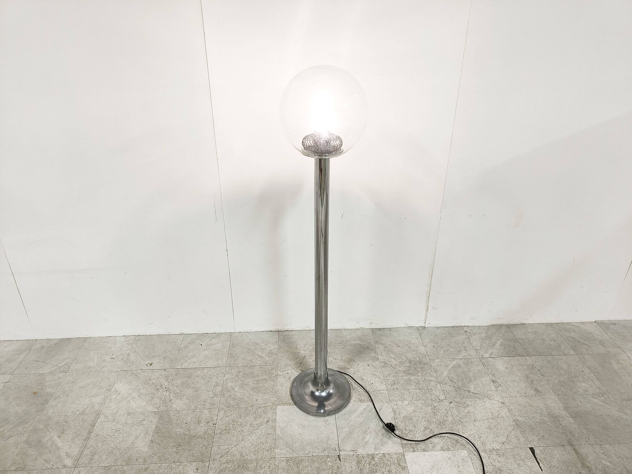 Lampe de sol vintage en chrome et verre, années 1970