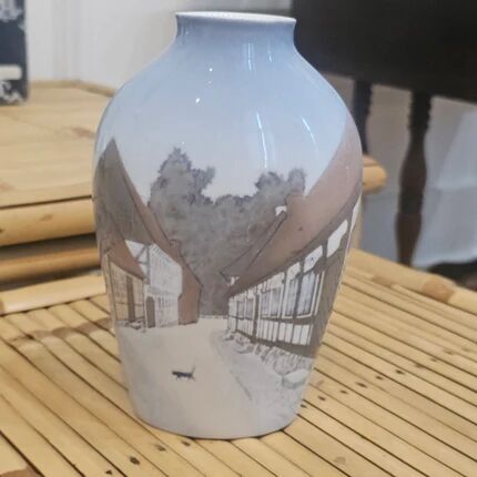 Vase vintage en porcelaine Bing & Grondahl décor vieux Arrhus au chat noir - Danemark années 70