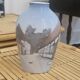 Vase vintage en porcelaine Bing & Grondahl décor vieux Arrhus au chat noir - Danemark années 70