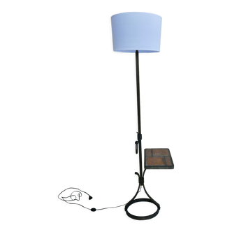 Lampadaire en fer forgé avec tablette en grès décor herbier, années 60