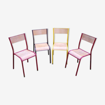 Suite de quatre chaises d'école multicolore vintage