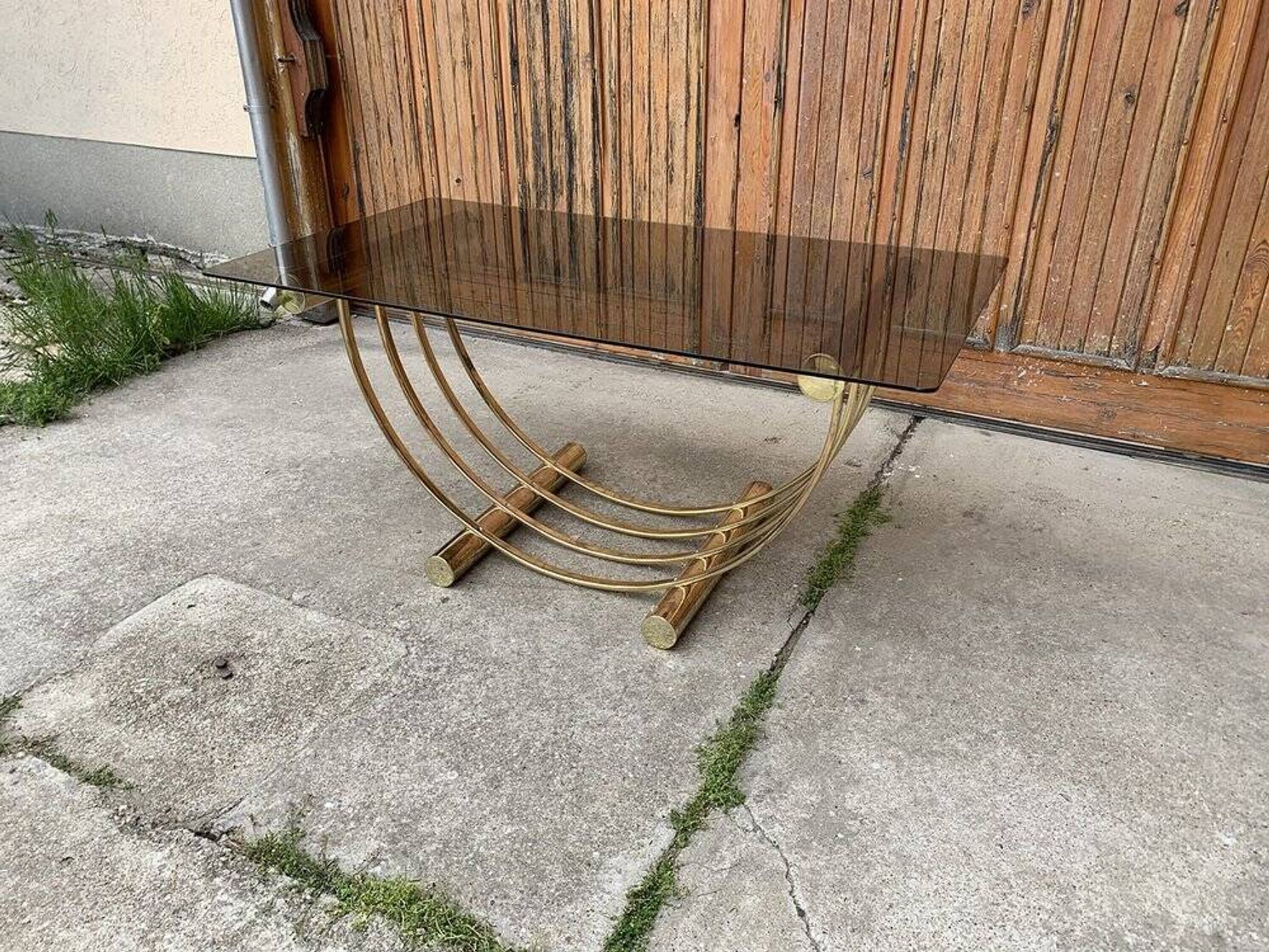 Dining table in brass and straw yellow glass, Regency style, 1970s.