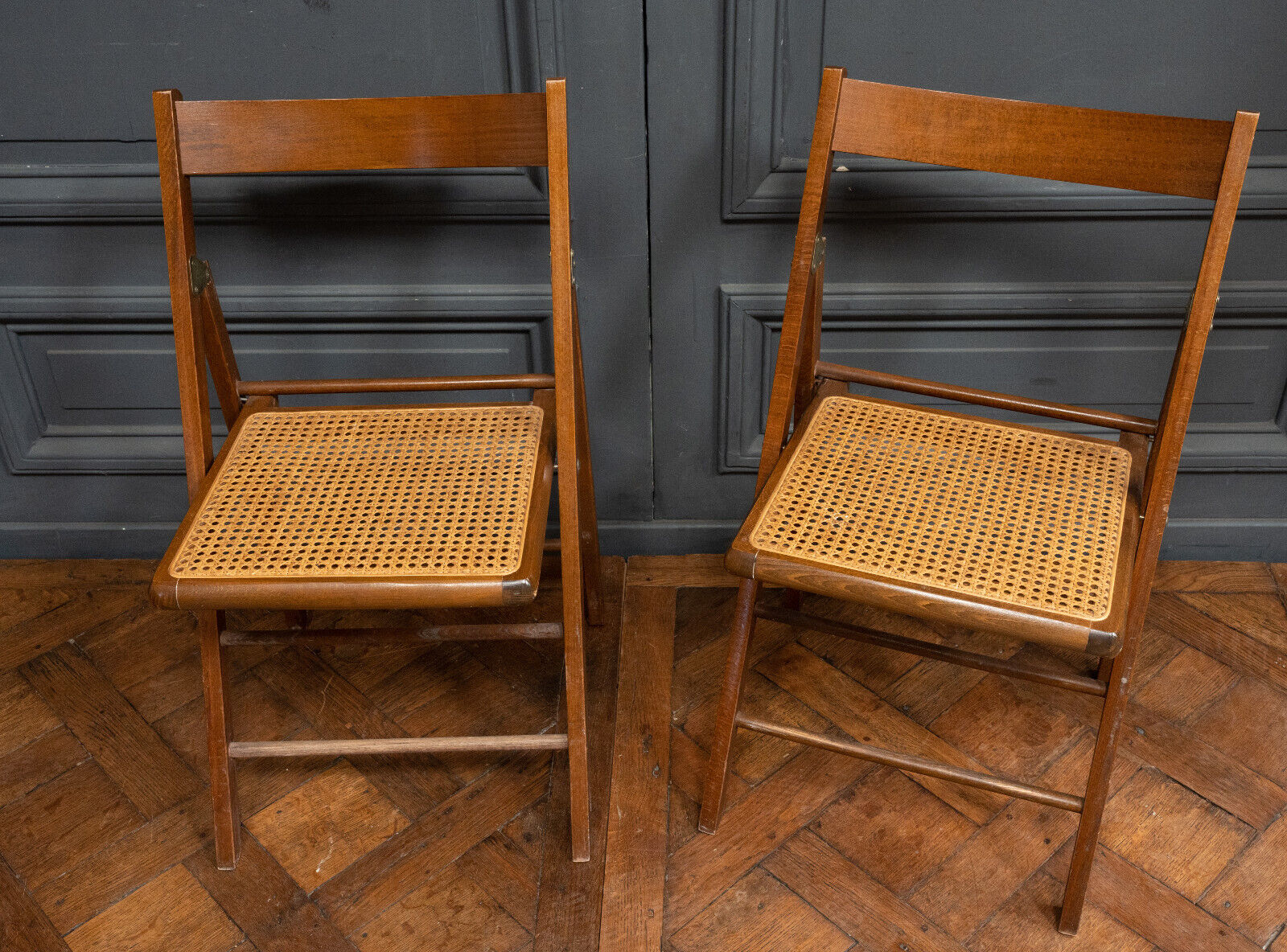 Suite of 11 folding chairs with canning 1980 wooden surround