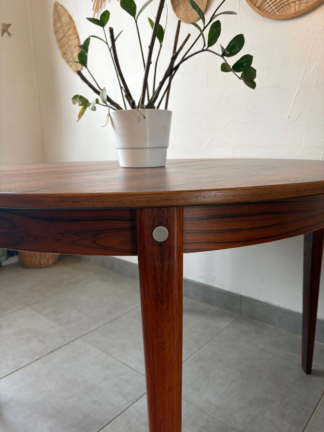 Extendable round table in Rio rosewood.