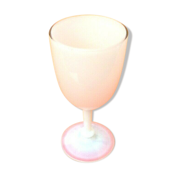 Verre sur pied en opaline rose et blanche