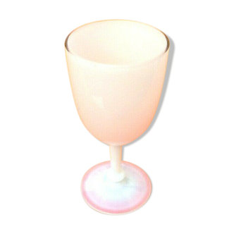 Verre sur pied en opaline rose et blanche