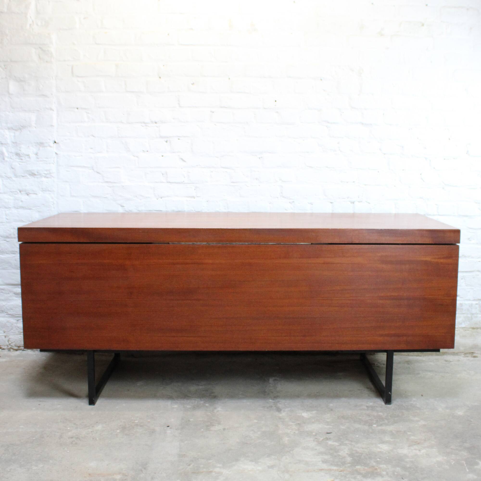 Bureau "Ministre" par Pierre Guariche pour Meurop 1961