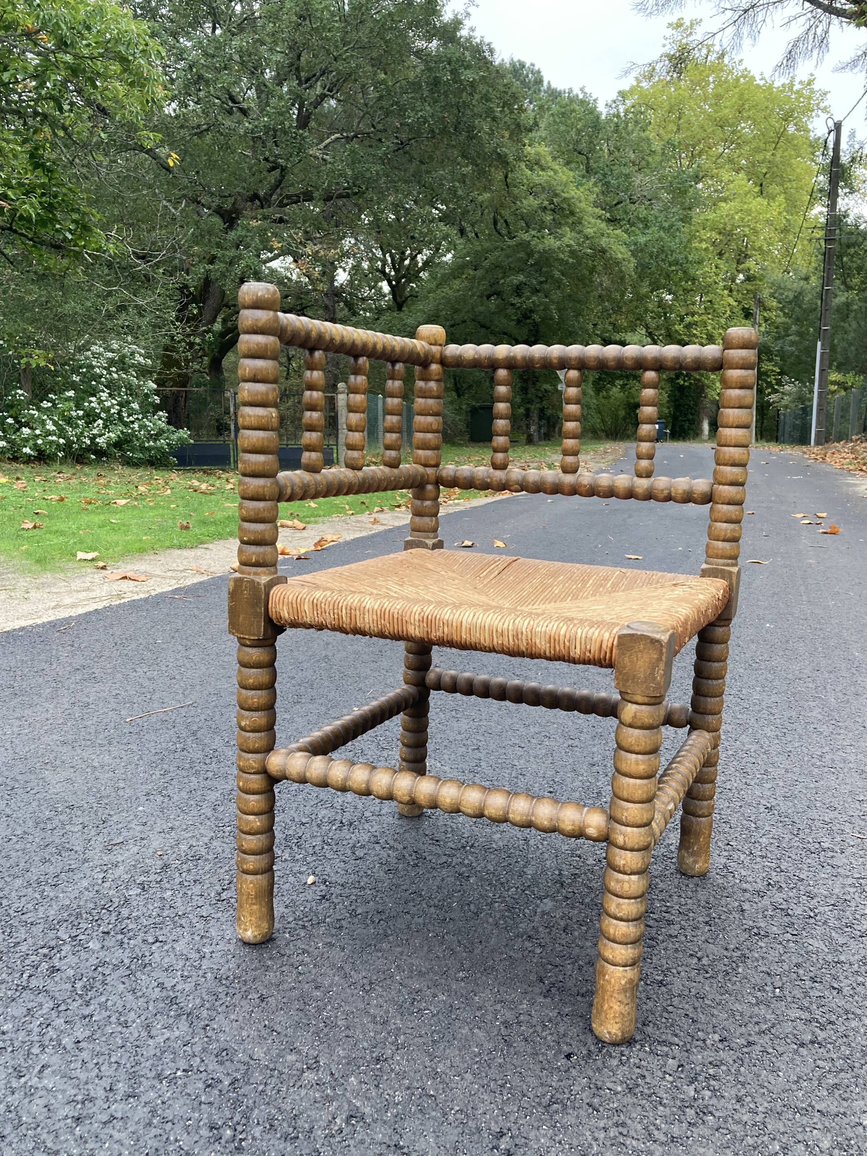 Chaise d’angle en bois tourné