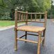 Chaise d’angle en bois tourné