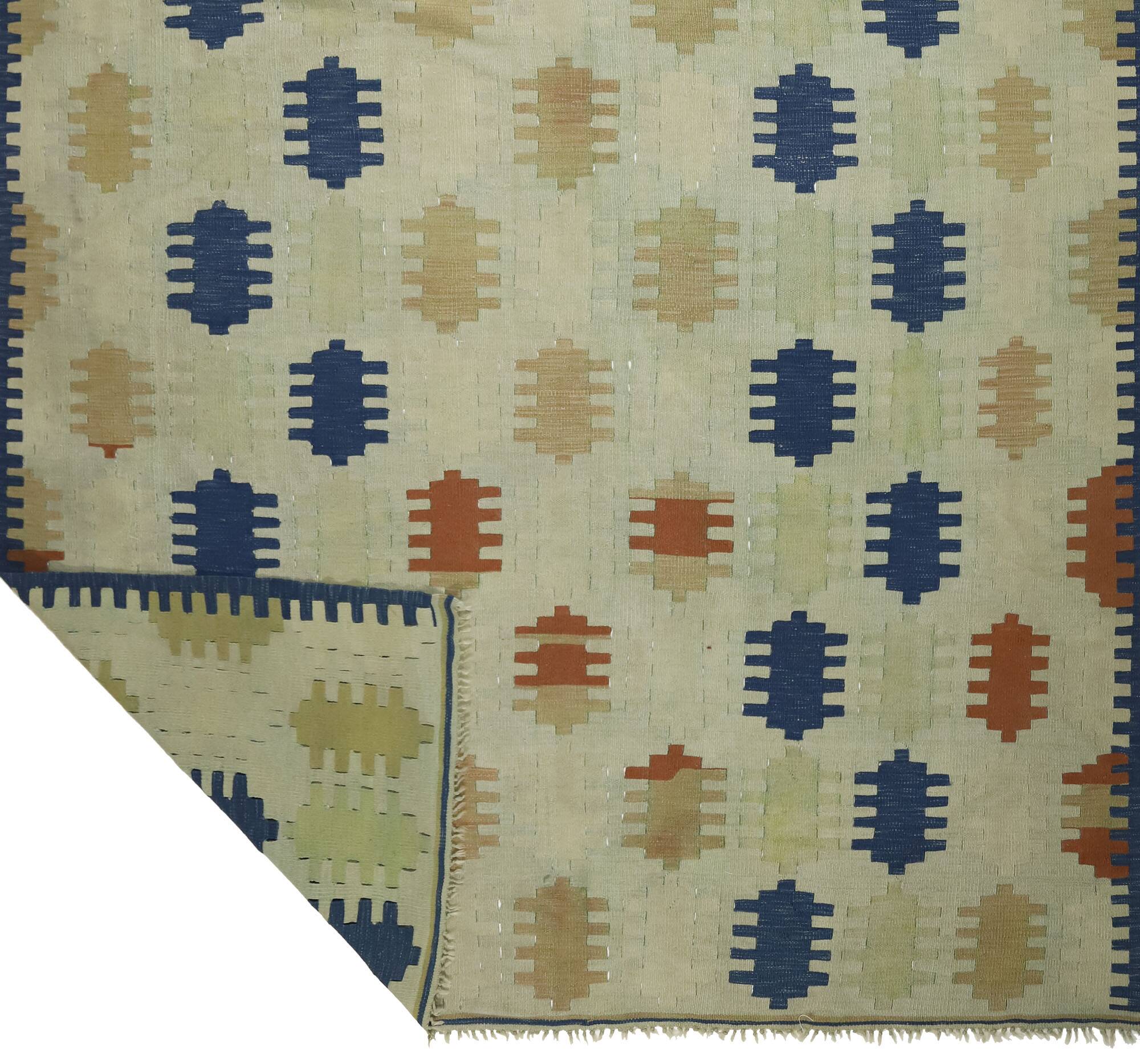 Grand vintage Turkish kilim in blue and ecru, 352 x 217 cm.