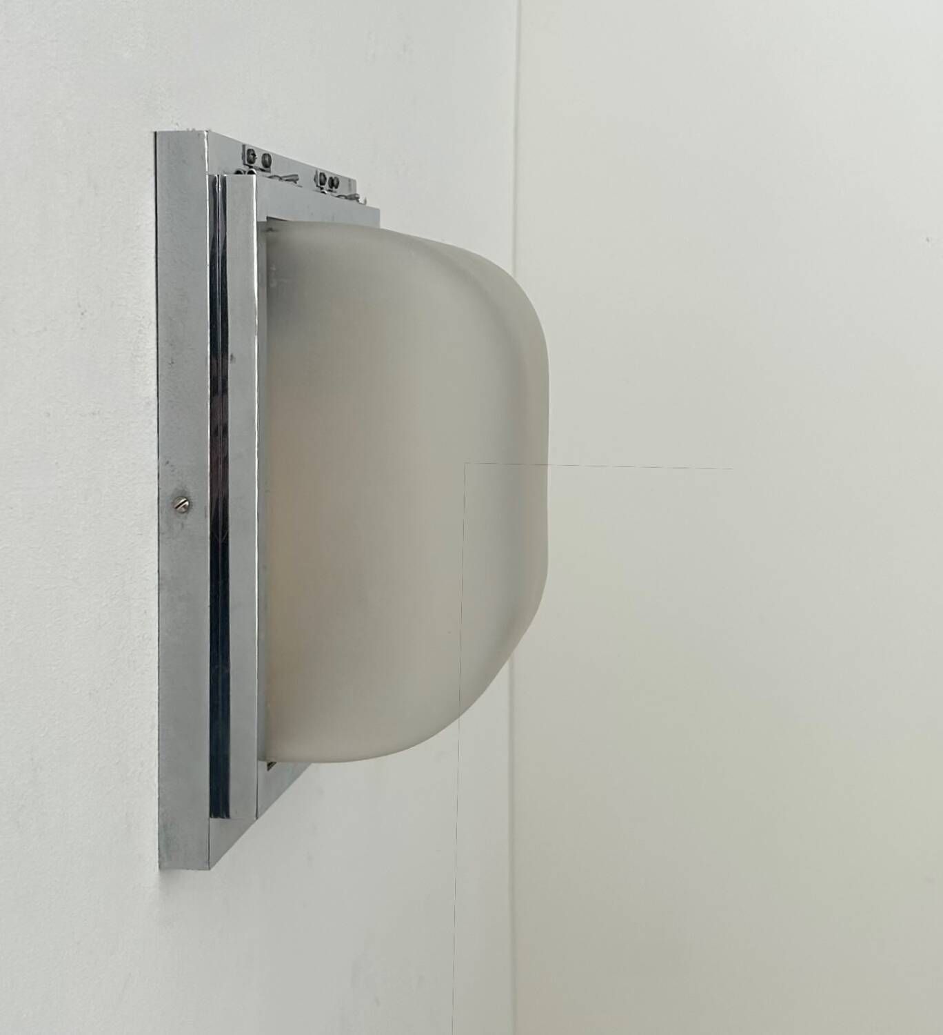 Modernist wall lamp, chrome-plated metal and sandblasted glass, France 1930