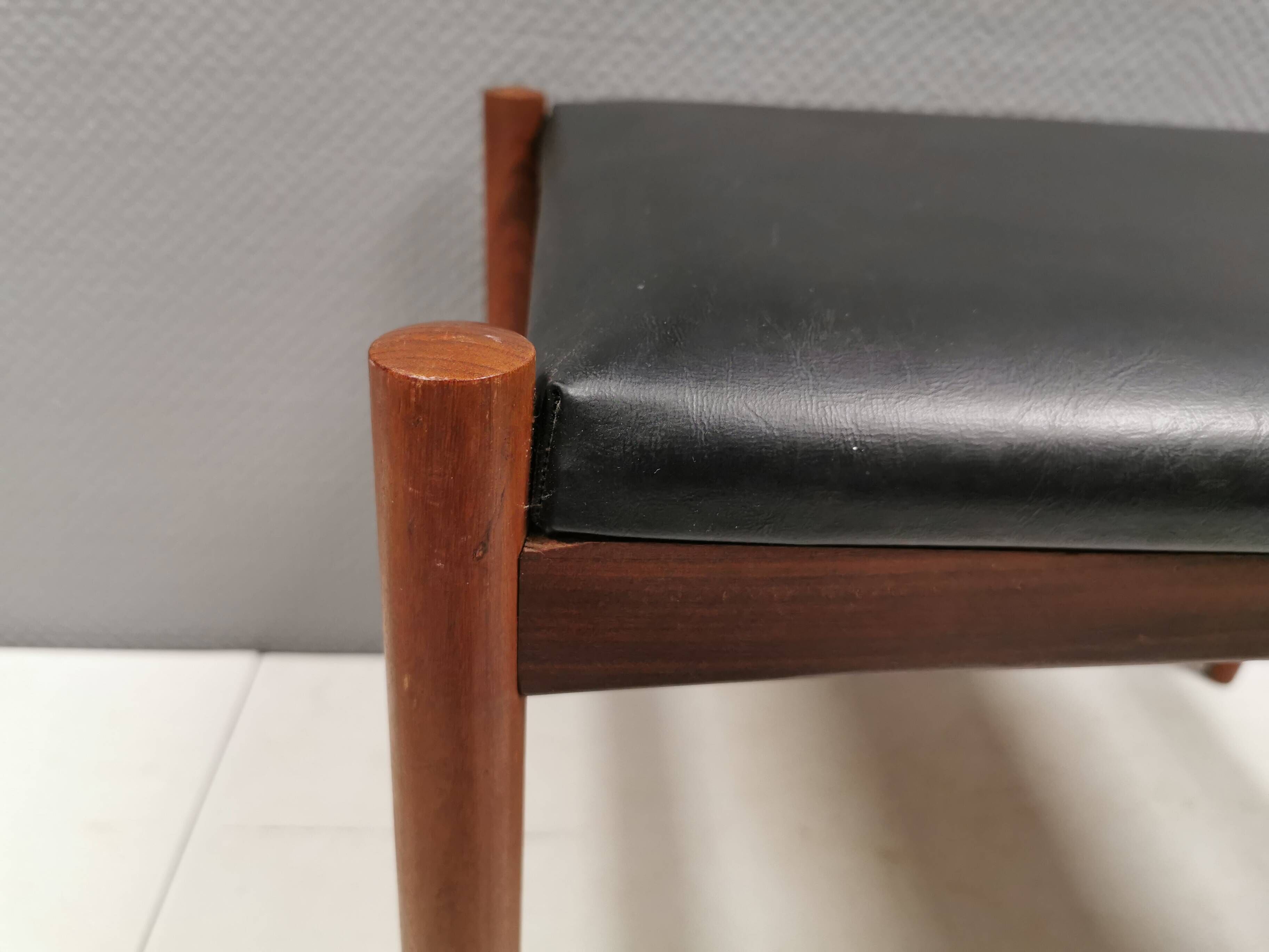 Pouf danois en teck et simili cuir noir 'Skai', années 1960-70.