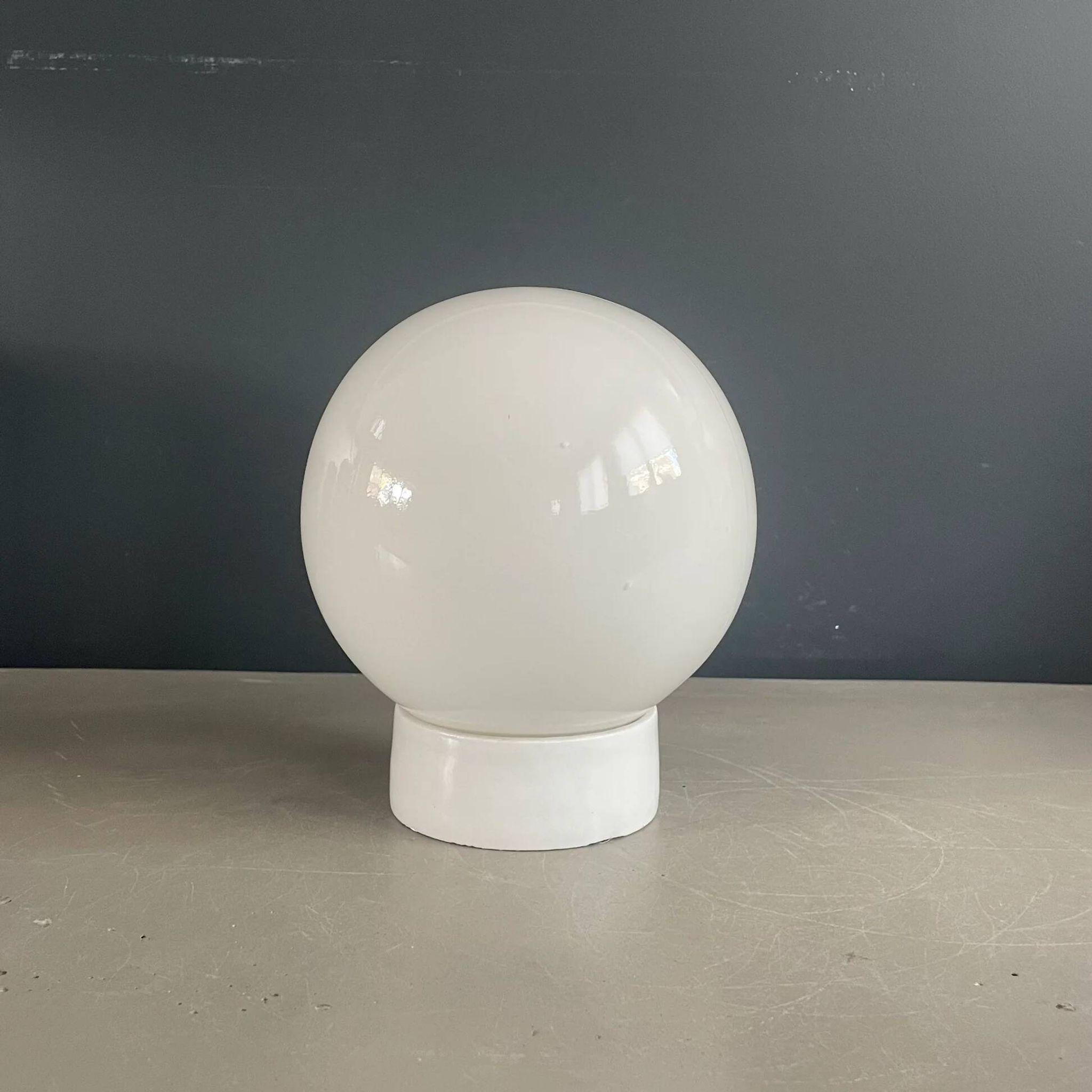 Applique ou plafonnier en porcelaine et verre blanc