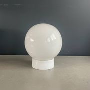 Applique ou plafonnier en porcelaine et verre blanc