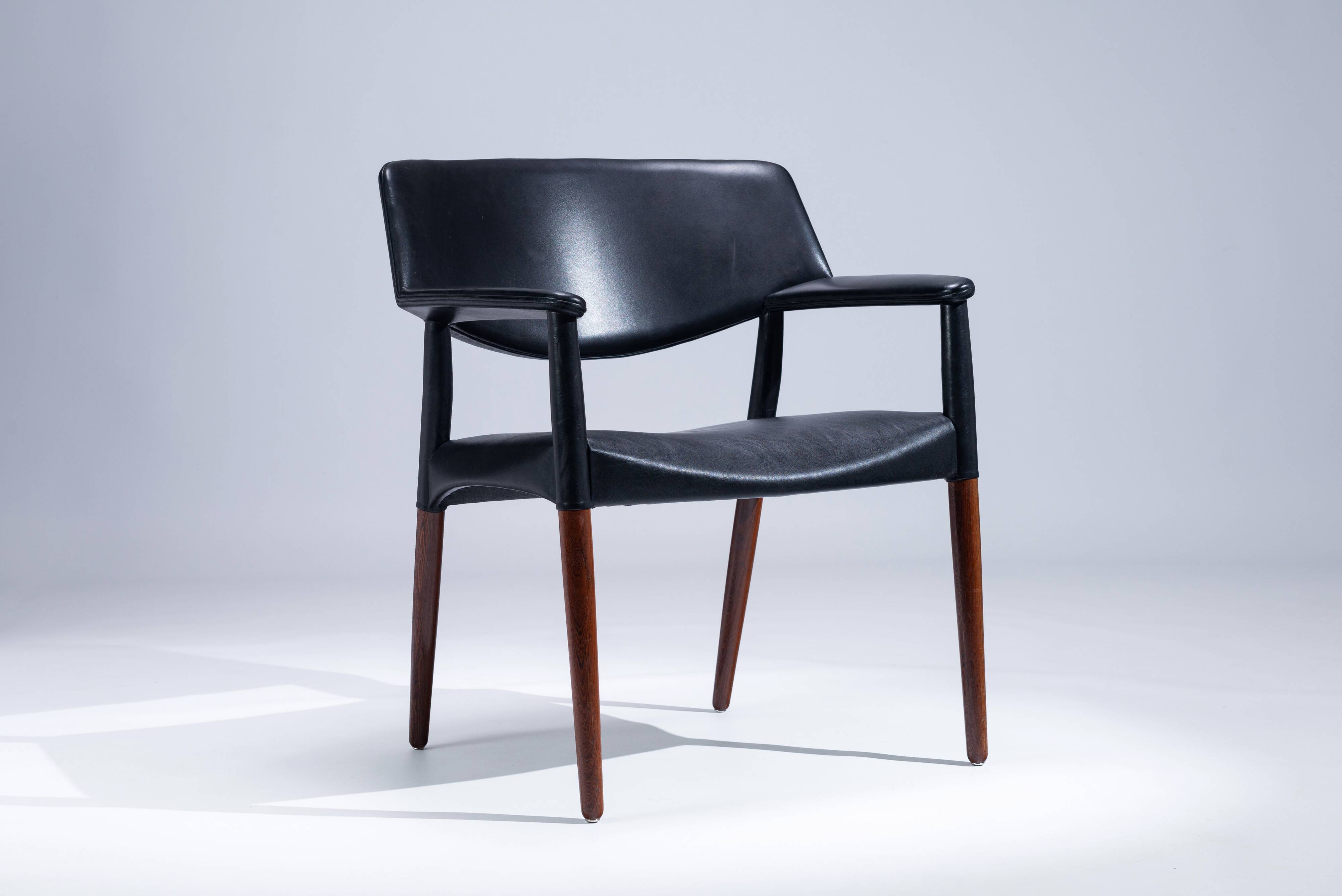 Mid-century armchair designed by Ejnar Larsen & Aksel Bender Madsen for Wil