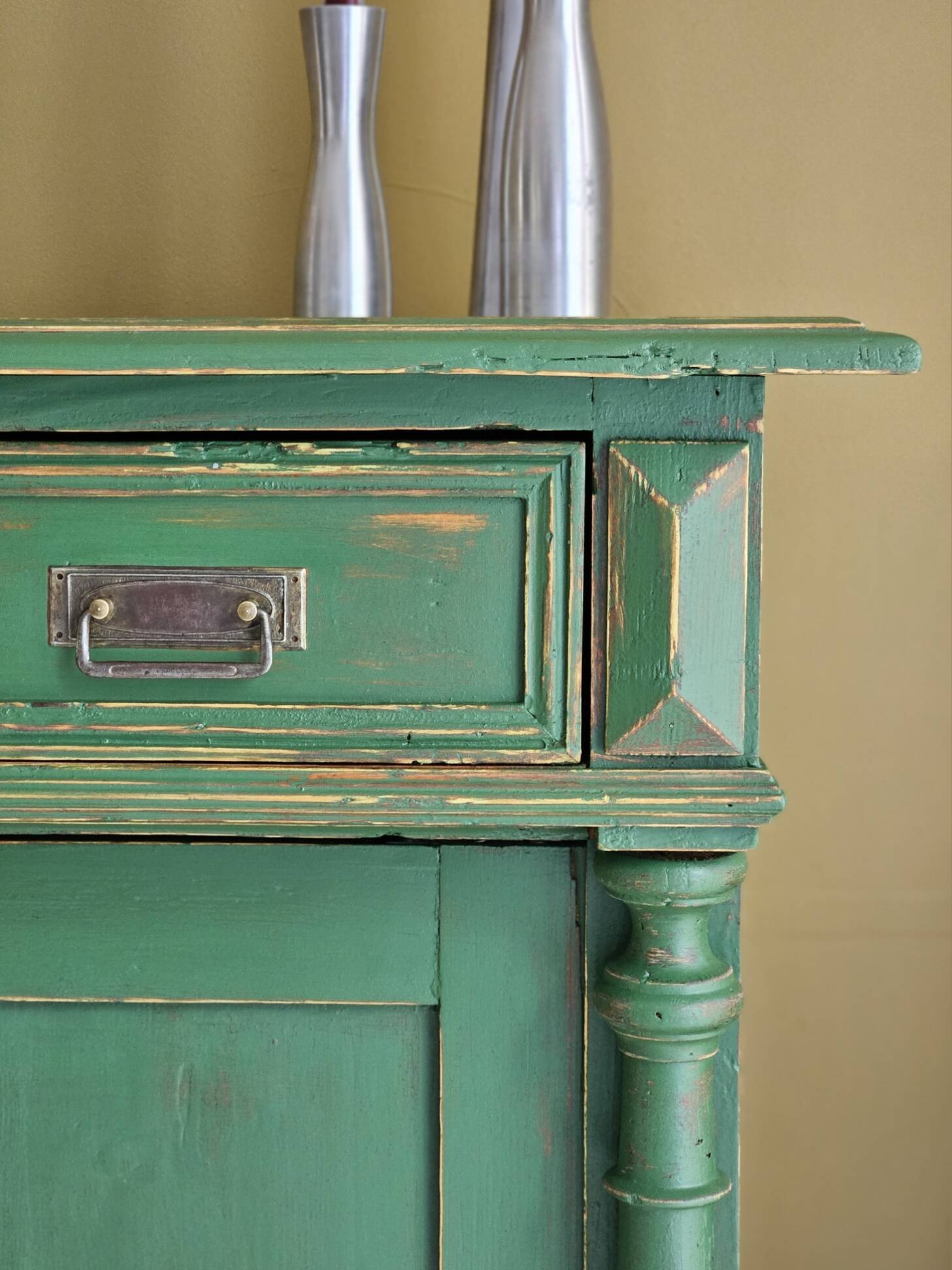 Antique cabinet in fir with green patina Metsä | Hector