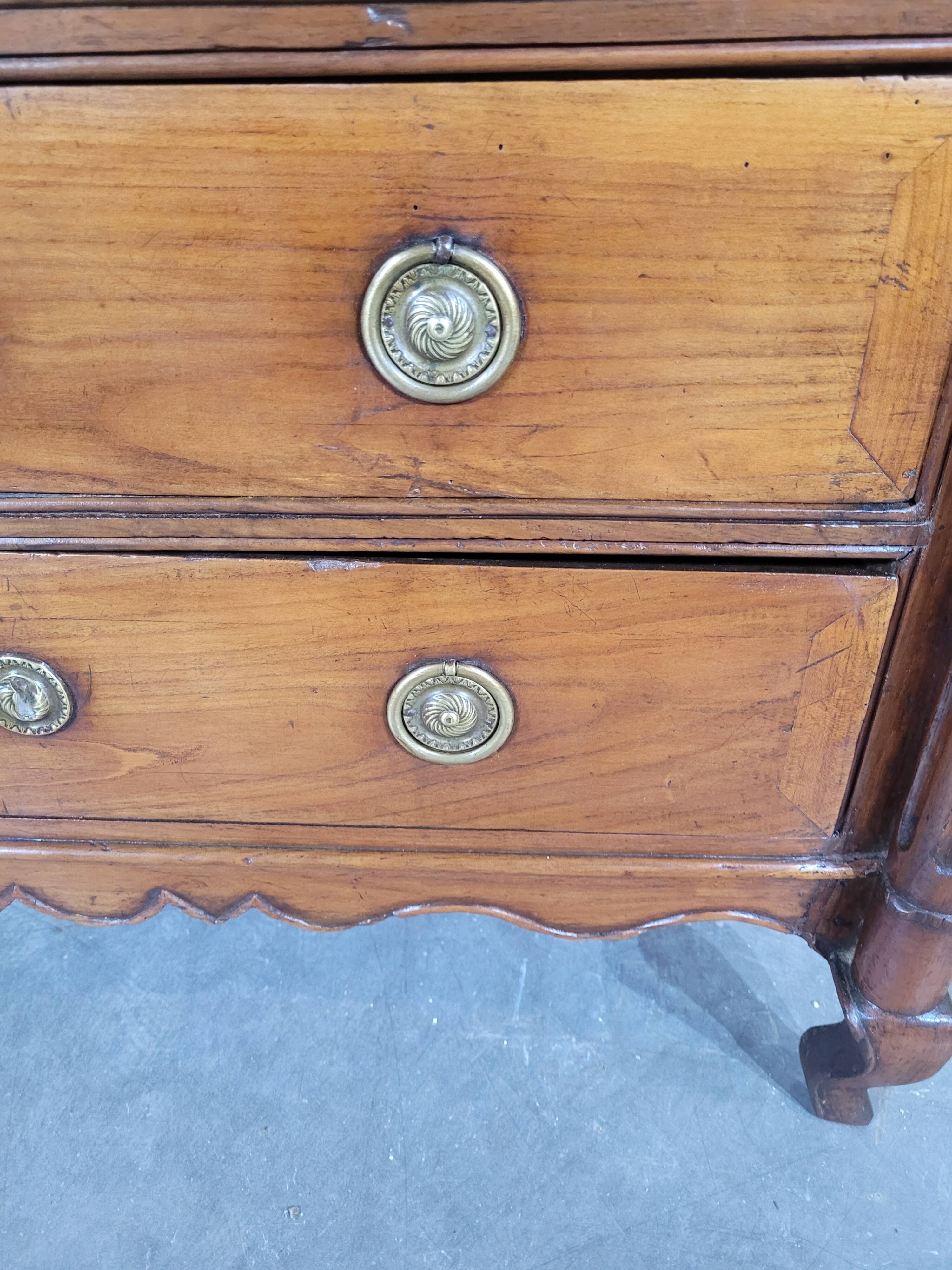 Small 18th-century chest of drawers in walnut and cherry wood.
