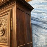 Armoire ancienne Louis XIII en noyer massif avec ses portes sculptées