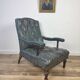 Fauteuil de bibliothèque ancien en cuir, datant des années 1860 environ.