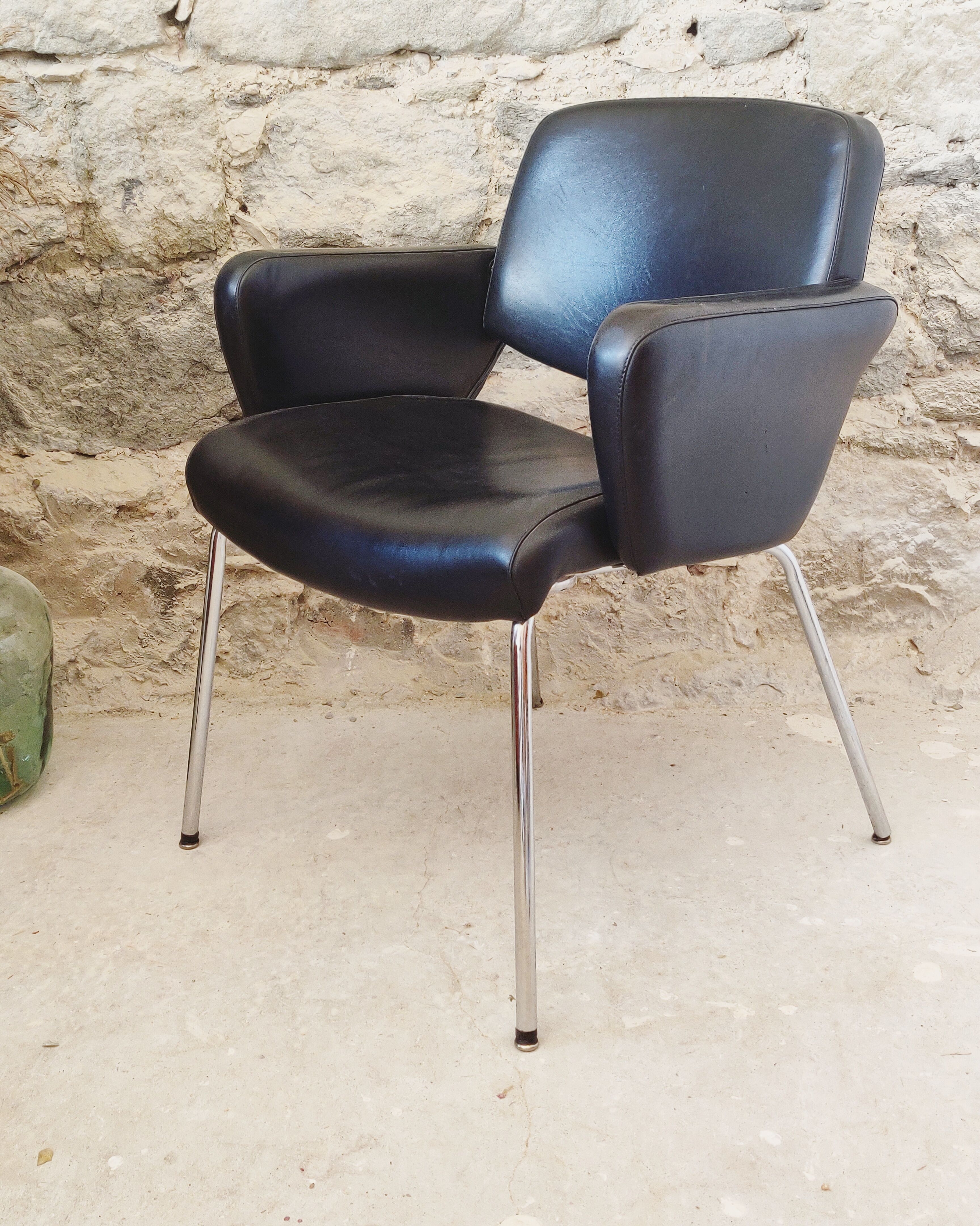 Black vintage conference chair, chrome feet