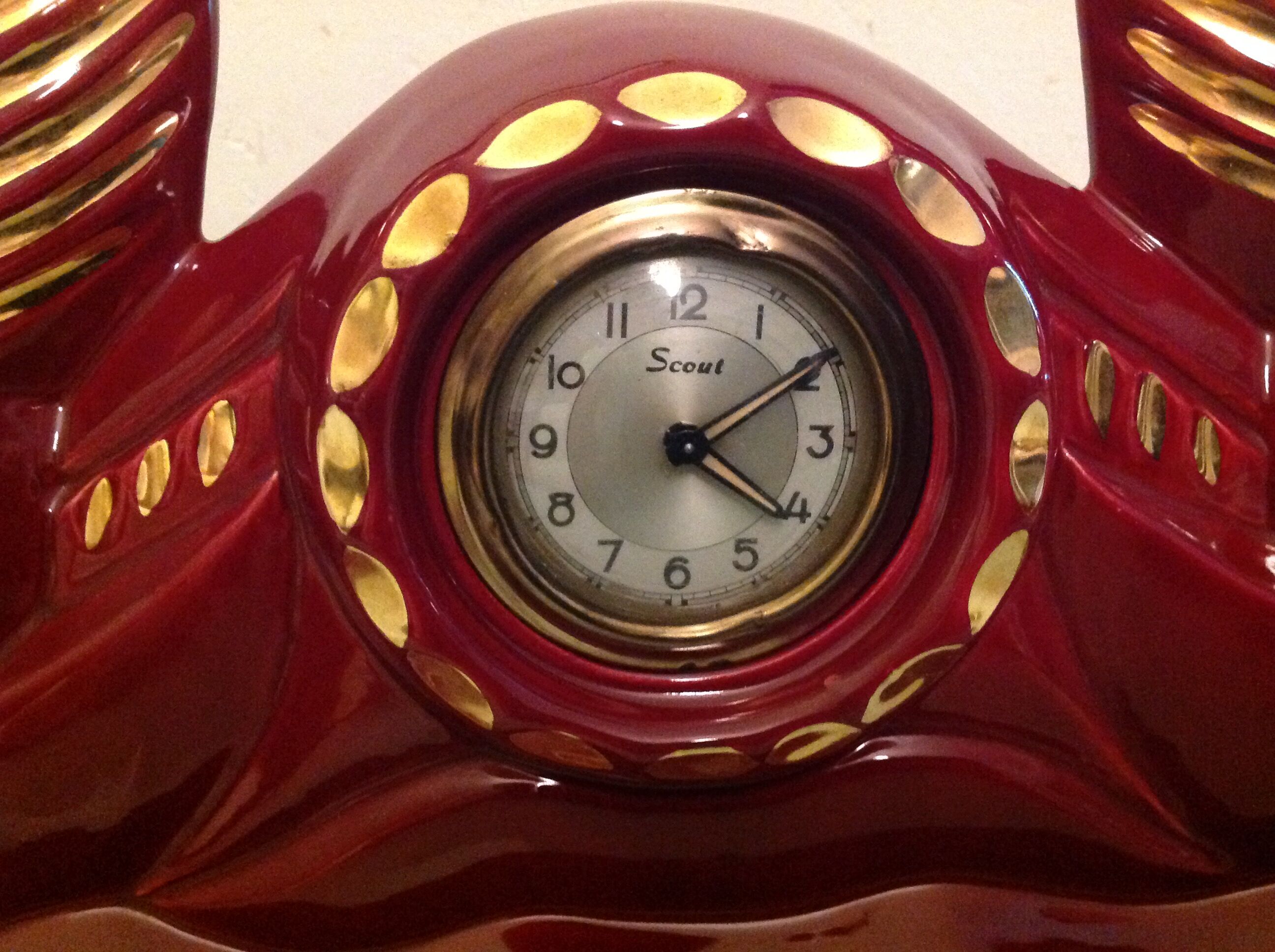 Scout clock in red ceramic bordeaux art deco style