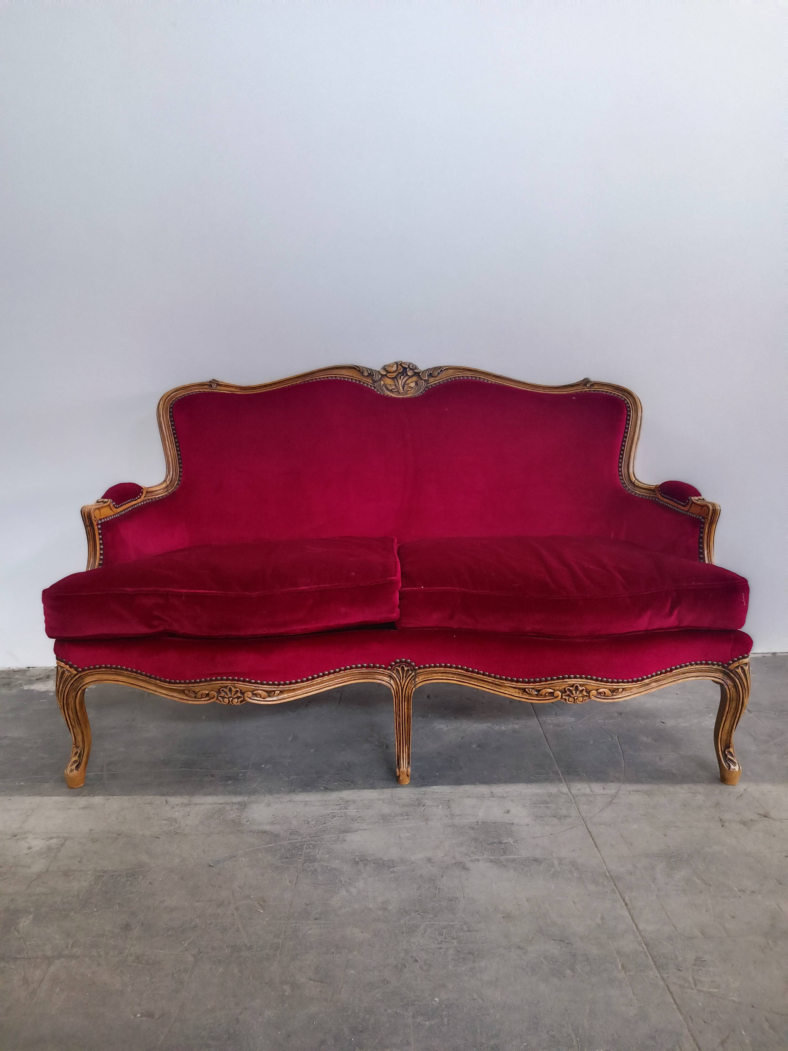Ensemble banquette et 2 fauteuils style Louis XV en tissu rouge