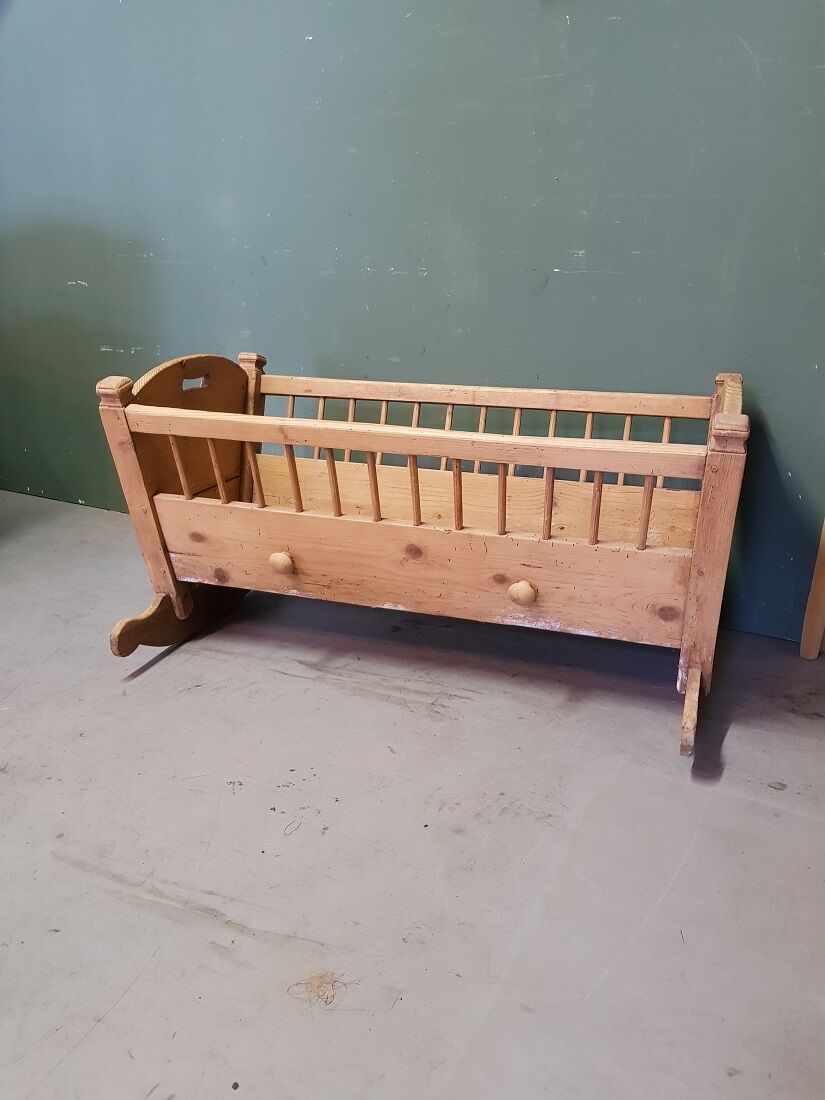Late 19th century dutch pine wood rocking cradle