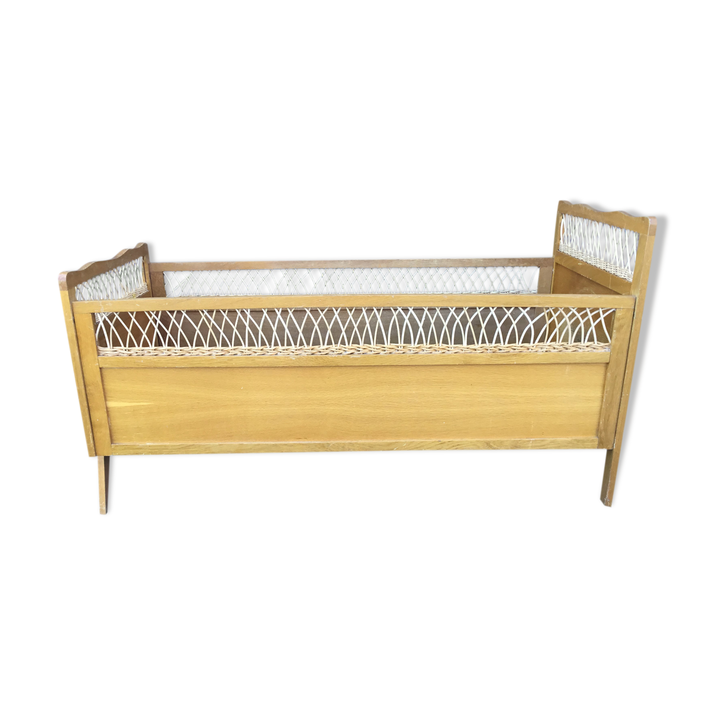 Lit pour bébé en bois et osier