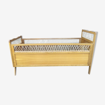 Lit pour bébé en bois et osier