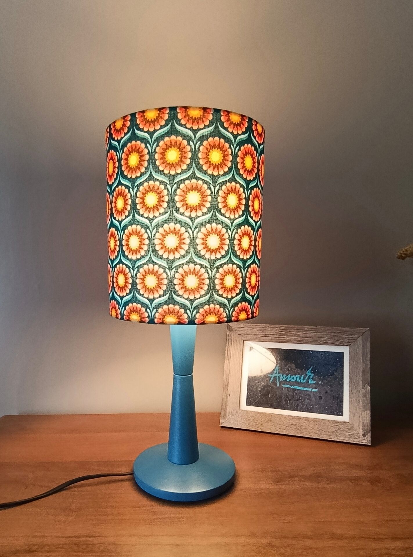 lampe à poser bois bleu, imprimé graphisme fleurs style vintage