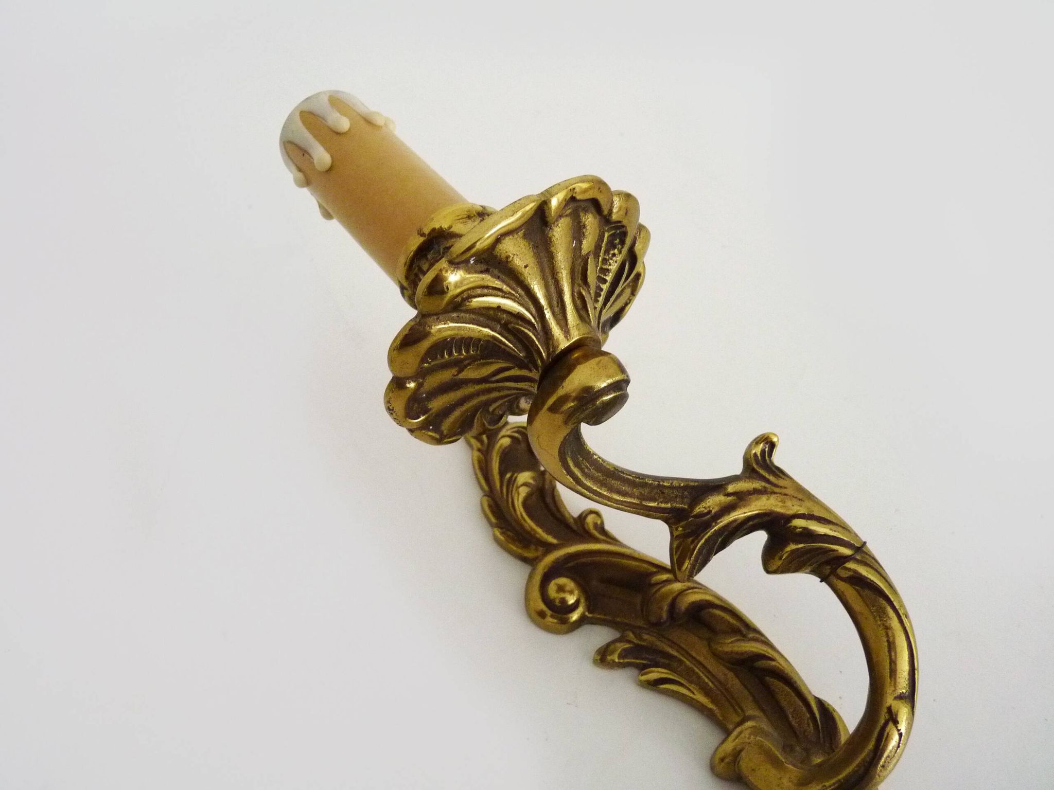 Vintage wall sconce in bronze or brass, acanthus leaf design. 1960s.
