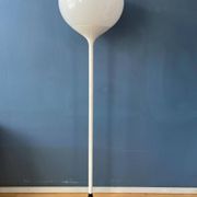 Lampadaire vintage blanc style Guzzini Space Age Mid-Century