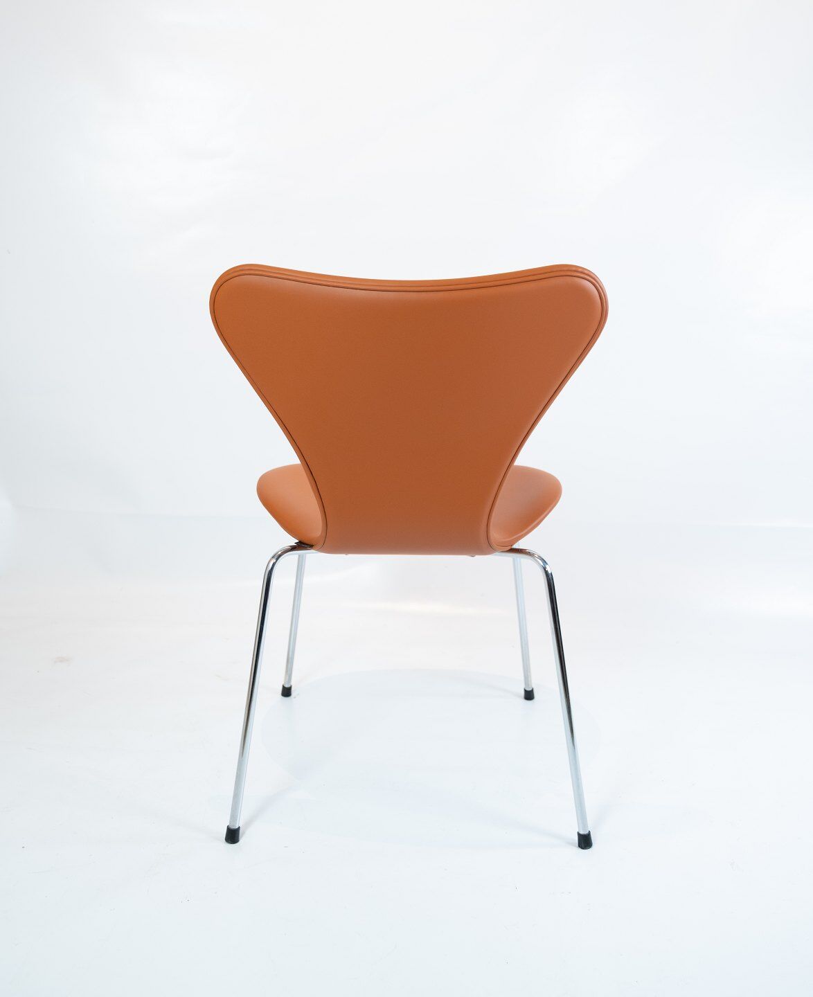 A set of 6 Seven chairs, model 3107, designed by Arne Jacobsen and manufactured by Fritz Hansen.