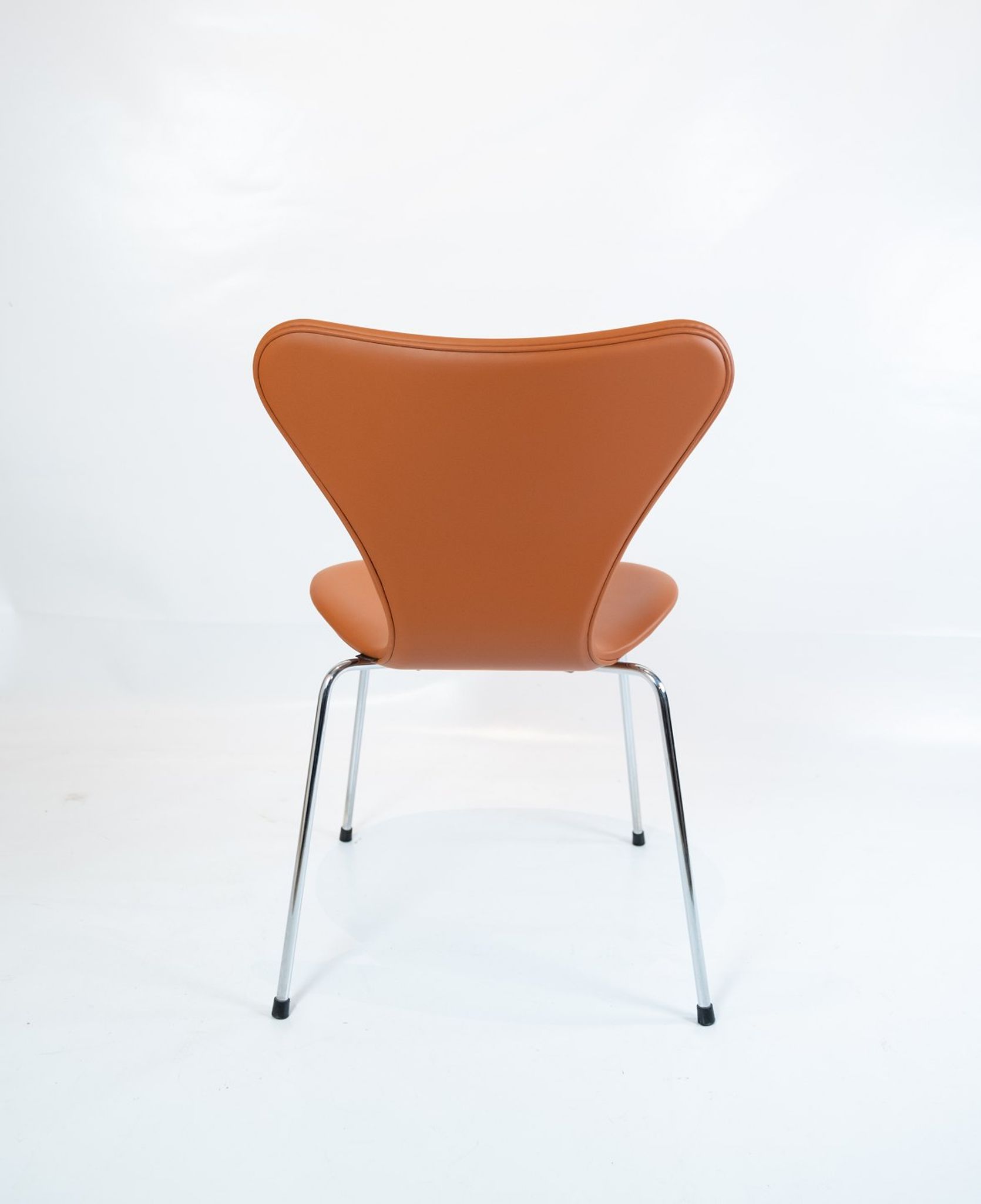 A set of 6 Seven chairs, model 3107, designed by Arne Jacobsen and manufactured by Fritz Hansen.
