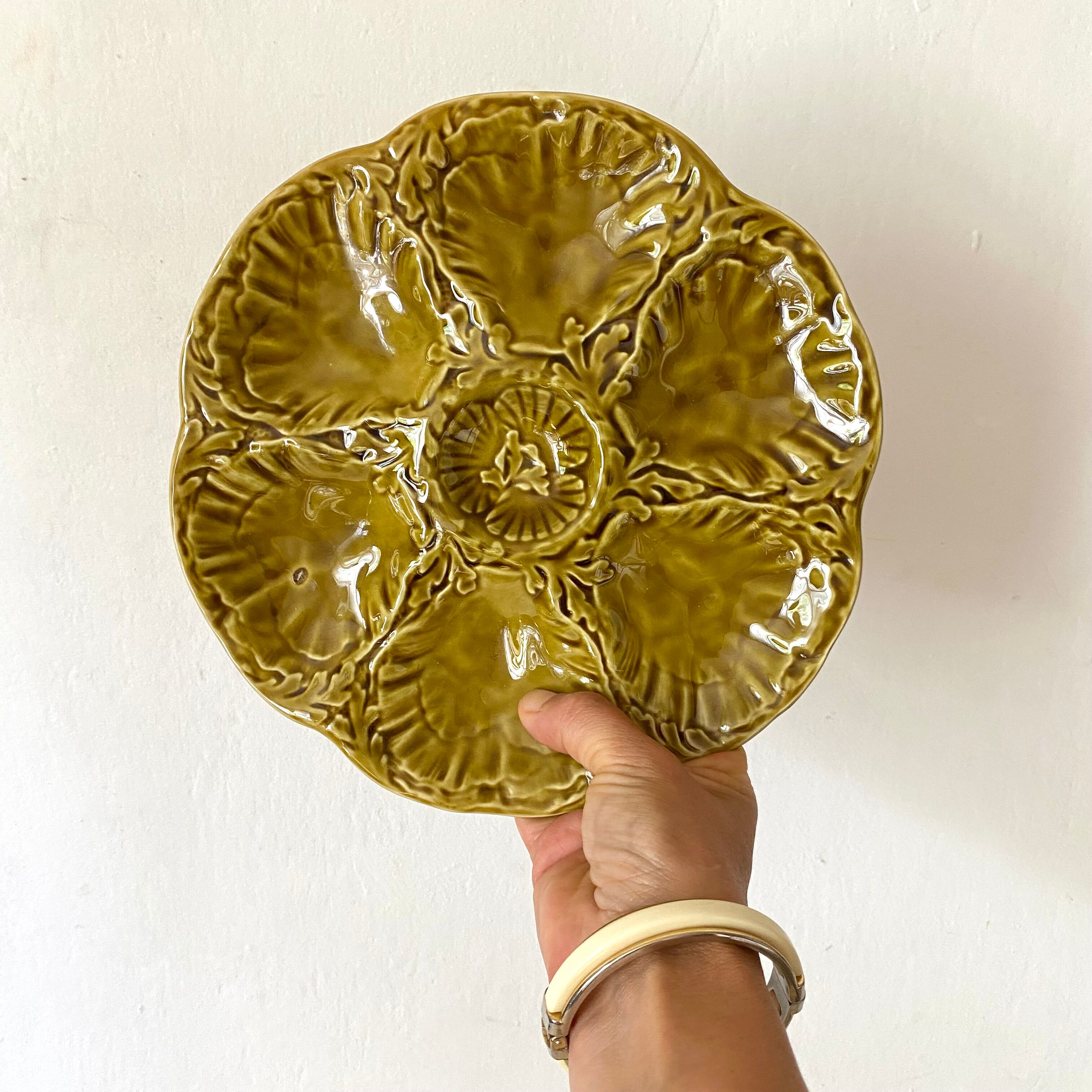 Oyster plates in slip, Gien ceramics